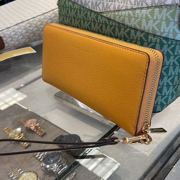 MICHAEL KORS
Leather Continental Wristlet Phone Case Wallet
Sider
NWT - Picture 13 of 16